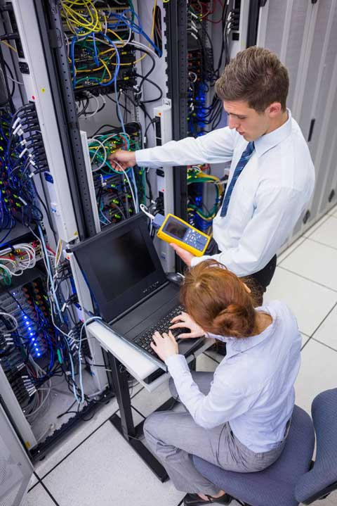 Cable-Technicians-analyzing